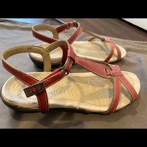 Women’s comfort sandals